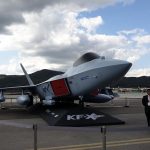 Mock-up skala penuh jet tempur KF-X/IF-X yang dikembangkan Korea Selatan dan Indonesia ditampilkan di Seoul International Aerospace and Defense Exhibition, Senin (14/10/2019). Foto/Defense News