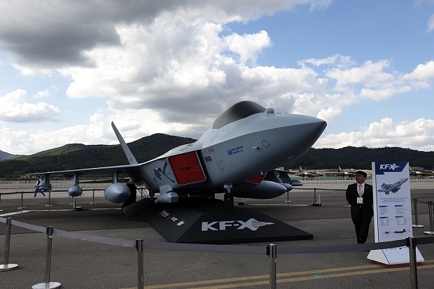 Mock-up skala penuh jet tempur KF-X/IF-X yang dikembangkan Korea Selatan dan Indonesia ditampilkan di Seoul International Aerospace and Defense Exhibition, Senin (14/10/2019). Foto/Defense News