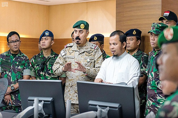 Sekretaris Jenderal IMCTC Mayor Jenderal Mohammed bin Saeed Al-Moghedi menyambut kunjungan delegasi dari Tentara Nasional Indonesia (TNI) di Riyadh, Arab Saudi. Foto/SPA