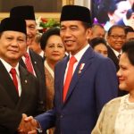 Presiden Joko Widodo didampingi Ibu Negara Iriana Joko Widodo berjabat tangan dengan Menteri Pertahanan Prabowo Subianto usai pelantikan Menteri Kabinet Indonesia Maju di Istana Negara, Jakarta, Rabu (23/10/2019). Presiden Joko Widodo resmi melantik 34 Menteri, 3 Kepala Lembaga Setingkat Menteri, dan Jaksa Agung untuk Kabinet Indonesia Maju. TRIBUNNEWS/IRWAN RISMAWAN