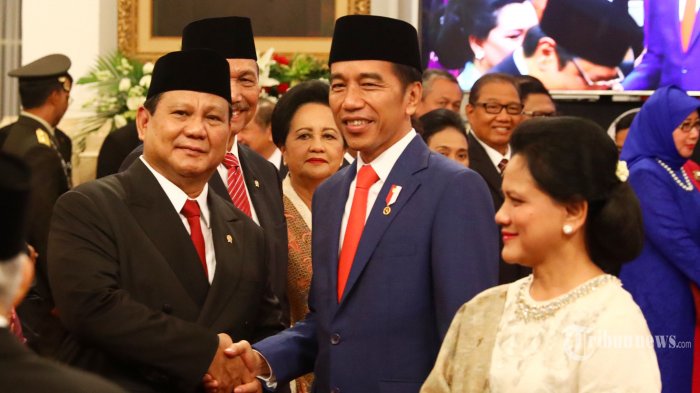 Presiden Joko Widodo didampingi Ibu Negara Iriana Joko Widodo berjabat tangan dengan Menteri Pertahanan Prabowo Subianto usai pelantikan Menteri Kabinet Indonesia Maju di Istana Negara, Jakarta, Rabu (23/10/2019). Presiden Joko Widodo resmi melantik 34 Menteri, 3 Kepala Lembaga Setingkat Menteri, dan Jaksa Agung untuk Kabinet Indonesia Maju. TRIBUNNEWS/IRWAN RISMAWAN