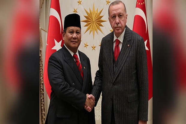 Presiden Turki Recep Tayyip Erdogan (kanan) bertemu Menteri Pertahanan Indonesia Prabowo Subianto. Foto/Anadolu