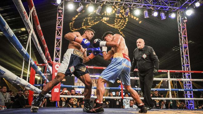 Prajurit TNI AU Ongen Saknosiwi kalahkan Marco Demecillo. (Foto: Mahkota Boxing Series)