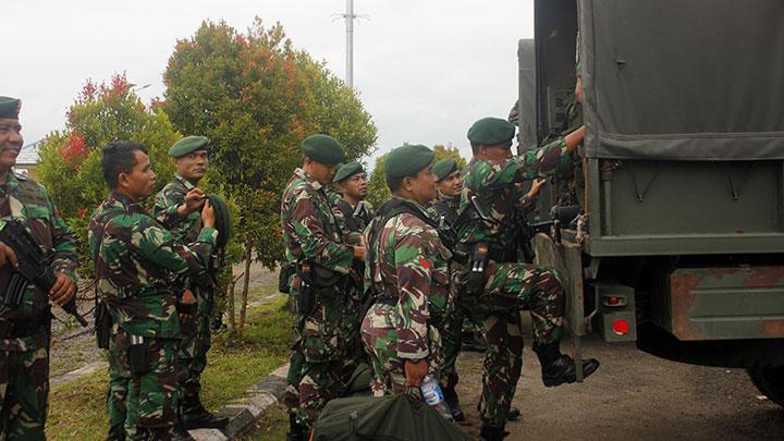 Prajurit Kostrad dari Yon Armed 13 menaiki truk saat tiba di Bandara Domine Eduard Osok (DEO) Kota Sorong, Papua Barat, Selasa, 20 Agustus 2019. ANTARA/Olha Mulalinda