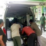 EVAKUASI: Petugas hendak membawa jenazah Serda Abdul Wani yang meregang nyawa saat hendak berdinas. (Foto: Rizal F. Syatori/Jawa Pos Radar Bromo)