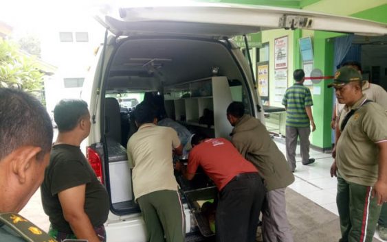 EVAKUASI: Petugas hendak membawa jenazah Serda Abdul Wani yang meregang nyawa saat hendak berdinas. (Foto: Rizal F. Syatori/Jawa Pos Radar Bromo)