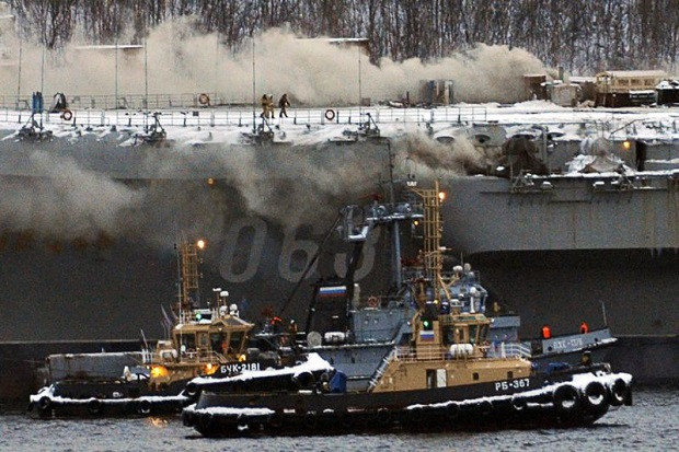 Kapal induk satu-satunya Rusia, Admiral Kuznetsov, terbakar hebat hari Kamis (12/12/2019). Foto/TASS/Lev Fedoseyev