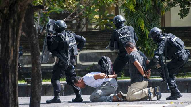 Ilustrasi penangkapan teroris oleh Densus 88 Polri Foto : ANTARA FOTO/Nyoman Budhiana