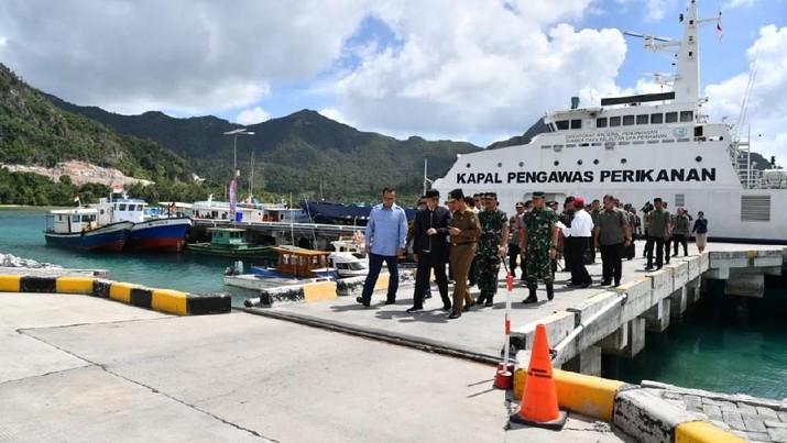 Foto: Presiden Joko Widodo mengunjungi Kab. Natuna, Prov. Kep. Riau, Rabu (8/1). (Biro Pers Sekretariat Presiden/Laily Rachev)