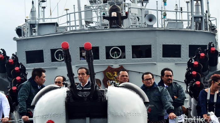 Presiden Jokowi di KRI Imam Bonjol saat mengecek perairan Natuna, Kepri. (Foto: dok detikcom)