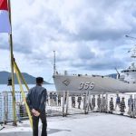 Foto: Presiden Joko Widodo di atas KRI Usman Harun yang sedang berlabuh di Puslabuh TNI AL di Selat Lampa. (Setpres/Agus Suparto)