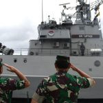 ANTARA FOTO/M RISYAL HIDAYATPanglima Komando Gabungan Wilayah Pertahanan (Pangkogabwilhan) I Laksdya TNI Yudo Margono (kanan) didampingi Panglima Koarmada 1 Laksda TNI Muhammad Ali (kiri) menghormati KRI Tjiptadi-381 usai upacara Operasi Siaga Tempur Laut Natuna 2020 di Pelabuhan Pangkalan TNI AL Ranai, Natuna, Kepulauan Riau, Jumat (3/1/2020). Operasi tersebut digelar untuk melaksanakan pengendalian wilayah laut, khususnya di Zona Ekonomi Ekslusif (ZEE) laut Natuna Utara. ANTARA FOTO/M Risyal Hidayat/pd