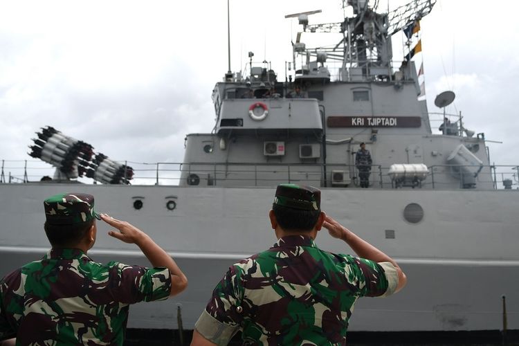 ANTARA FOTO/M RISYAL HIDAYATPanglima Komando Gabungan Wilayah Pertahanan (Pangkogabwilhan) I Laksdya TNI Yudo Margono (kanan) didampingi Panglima Koarmada 1 Laksda TNI Muhammad Ali (kiri) menghormati KRI Tjiptadi-381 usai upacara Operasi Siaga Tempur Laut Natuna 2020 di Pelabuhan Pangkalan TNI AL Ranai, Natuna, Kepulauan Riau, Jumat (3/1/2020). Operasi tersebut digelar untuk melaksanakan pengendalian wilayah laut, khususnya di Zona Ekonomi Ekslusif (ZEE) laut Natuna Utara. ANTARA FOTO/M Risyal Hidayat/pd