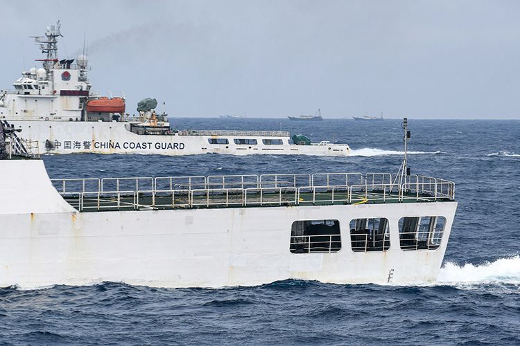 ANTARA FOTO/M RISYAL HIDAYATKapal Coast Guard China-5202 dan Coast Guard China-5403 membayangi KRI Usman Harun-359 saat melaksanakan patroli mendekati kapal nelayan pukat China yang melakukan penangkapan ikan di ZEE Indonesia Utara Pulau Natuna, Sabtu (11/1/2020). Dalam patroli tersebut KRI Usman Harun-359 bersama KRI Jhon Lie-358 dan KRI Karel Satsuitubun-356 melakukan patroli dan bertemu enam kapal Coast Guard China, satu kapal pengawas perikanan China, dan 49 kapal nelayan pukat asing.