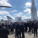 Kerumunan orang berkumpul di sekitar model skala penuh dari TF-X Turkish Aerospace Industries di Paris Air Show pada 17 Juni 2019. Foto/Valerie Insinna/Staff/Defense News