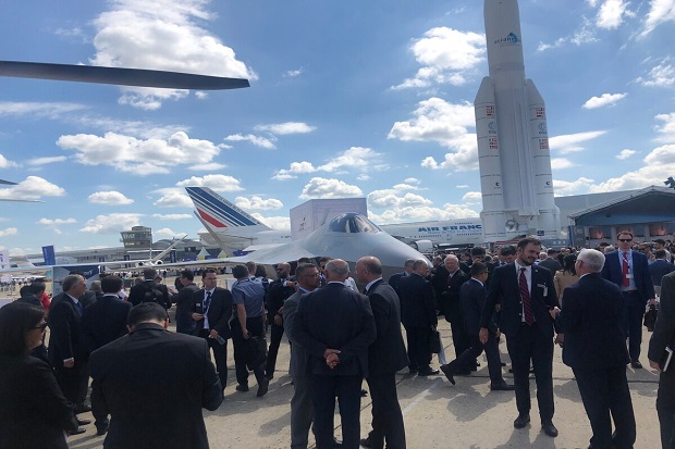 Kerumunan orang berkumpul di sekitar model skala penuh dari TF-X Turkish Aerospace Industries di Paris Air Show pada 17 Juni 2019. Foto/Valerie Insinna/Staff/Defense News