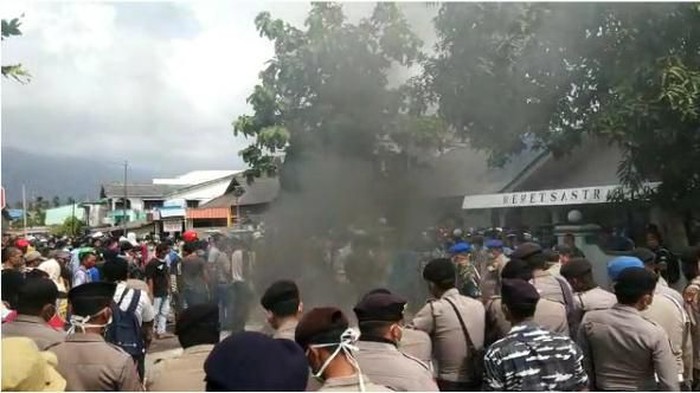 Tolak WNI dari Wuhan, Warga Natuna Demo Bakar Ban di Dekat Lokasi Observasi