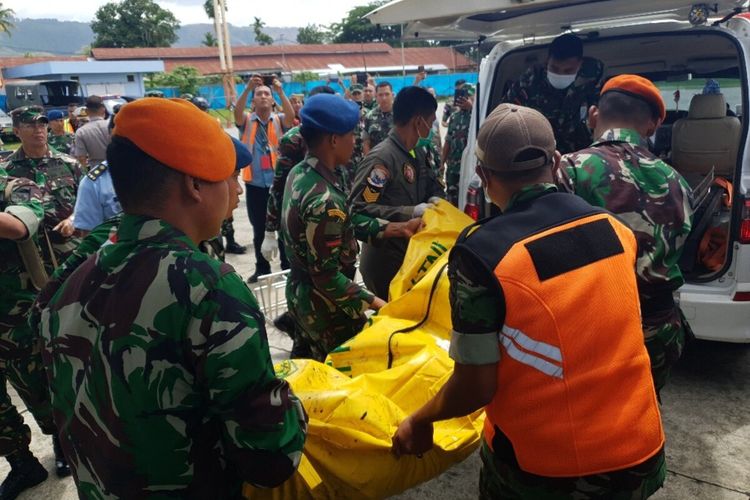 KOMPAS.COM/DHIAS SUWANDIJenazah korban jatuhnya Heli MI 17 tiba di Base Ops Lanud Silas Papare, Jayapura, Papua, Sabtu (15/02/2020)