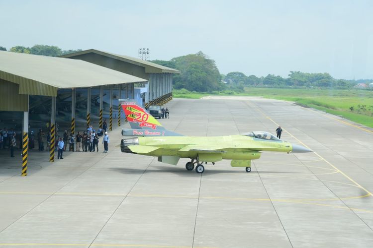 Dinas Penerangan Angkatan UdaraPesawat tempur F-16 A/B Block 15 hasil pembaruan diterbangkan dari Apron Skadron Udara 3 Lanud Iswahjudi, Madiun, Selasa (18/2/2020).