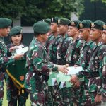 Pangkostrad Letnan Jenderal TNI Besar Harto Karyawan memberikan penghargaan kepada tujuh prajurit Divif 3 Kostrad yang menyelamatkan seorang pemuda bernama Dedi Bagus Setiawan, penumpang Kapal Leuser. Foto/SINDOnews/Komaruddin Bagja