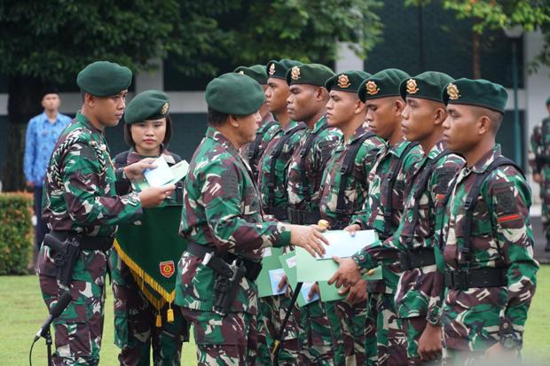 Pangkostrad Letnan Jenderal TNI Besar Harto Karyawan memberikan penghargaan kepada tujuh prajurit Divif 3 Kostrad yang menyelamatkan seorang pemuda bernama Dedi Bagus Setiawan, penumpang Kapal Leuser. Foto/SINDOnews/Komaruddin Bagja