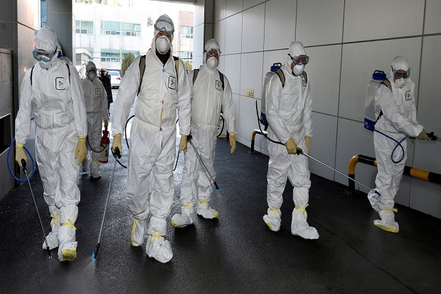 ekerja dari perusahaan layanan desinfeksi membersihkan cabang dari Shincheonji Church of Jesus the Temple of the Tabernacle of the Testimony di Daegu. Foto/REUTERS