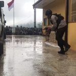 Kelompok Kriminal Bersenjata (KKB) Organisasi Papua Merdeka (OPM) menembaki kantor Polsek Tembagapura pada Senin siang sekitar pukul 13.39 WIT. Foto iNews TV/Nathan M