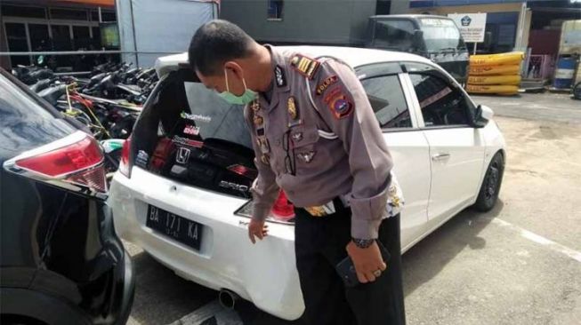 Mobil Brio Satya yang dikendarai oleh Jefri Masrul, anggota DPRD Sumbar yang ditilang polisi. (Foto: istimewa/via Covesia.com)