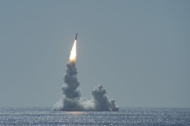 Kapal selam Amerika Serikat saat menguji tembak rudal balistik Trident II. Foto/Global Look Press/US Navy