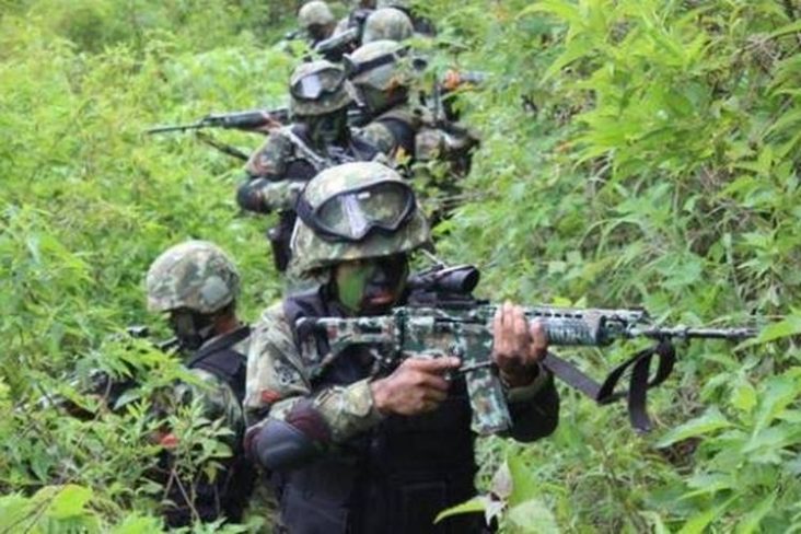 >Achmad Nasrudin YahyaPrajurit TNI tengah berkonsentrasi saat melakukan pengintaian di Kampung Jalai, Distrik Sugapa, Intan Jaya, Papua