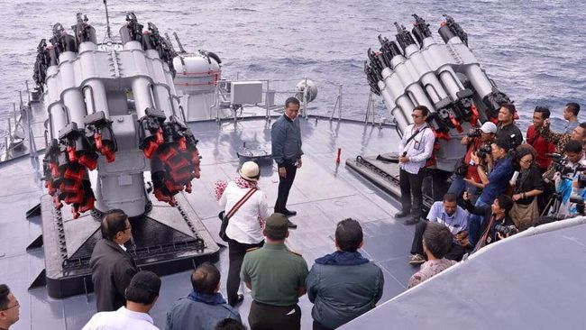 Presiden Jokowi usai menggelar rapat kabinet terbatas soal Natuna di atas kapal perang TNI Angkatan Laut KRI Imam Bonjol, Kamis 23 Juni 2016. Foto: (Biro Pers Sekretariat Presiden)