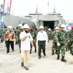 TAMBAH KEKUATAN: KSAL Laksamana TNI Yudo Margono bersama Panglima Kolinlami Laksamana Muda TNI Iwan Achmadi memeriksa dua kapal perang baru yang akan menambah armada kapal angkut tank TNI AL. (Kolinlamil )