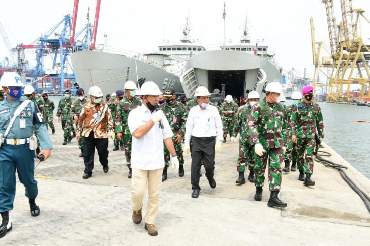 TAMBAH KEKUATAN: KSAL Laksamana TNI Yudo Margono bersama Panglima Kolinlami Laksamana Muda TNI Iwan Achmadi memeriksa dua kapal perang baru yang akan menambah armada kapal angkut tank TNI AL. (Kolinlamil )