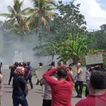 Foto: Demo di Sorong, Papua Barat, berakhir ricuh. (Antara)