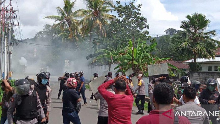Foto: Demo di Sorong, Papua Barat, berakhir ricuh. (Antara)