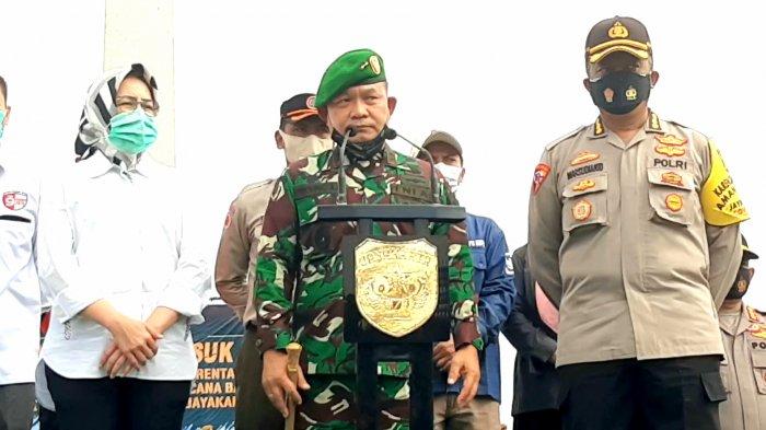 Pangdam Jaya Mayjen TNI Dudung Abdurachman (tengah) memastikan dirinya yang memerintahkan pencopotan baliho Habib Rizieq usai apel di Lapangan Silang Monas, Jakarta Pusat, Jumat (20/11/2020) pagi. Sewaktu remaja, Dudung pernah menjadi loper koran dan tak khawatir jika ketegasannya soal baliho Habib Rizieq membuatnya harus kehilangan jabatan sebagai Pangdam.