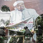 TNI copot baliho Rizieq Syihab di Petamburan. ©2020 Liputan6.com/Faizal Fanani