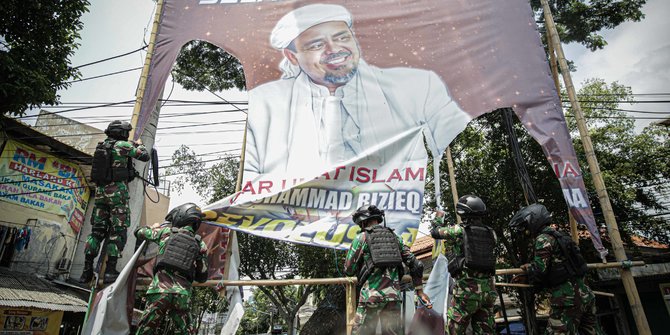 TNI copot baliho Rizieq Syihab di Petamburan. ©2020 Liputan6.com/Faizal Fanani