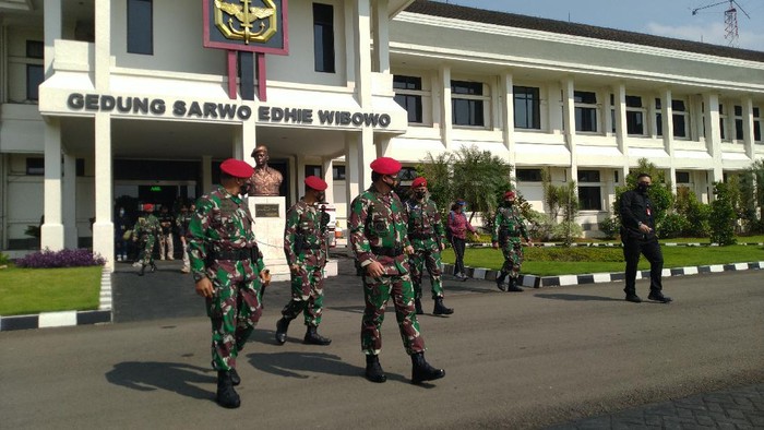 Panglima TNI Marsekal Hadi Tjahjanto mengecek kesiapan pasukan Kopassus. (Sachril Agustin Berutu/detikcom)