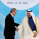 Presiden Turki Recep Tayyip Erdogan dan Raja Arab Saudi Salman bin Abdulaziz Al Saud. (AFP/BERK OZKAN)