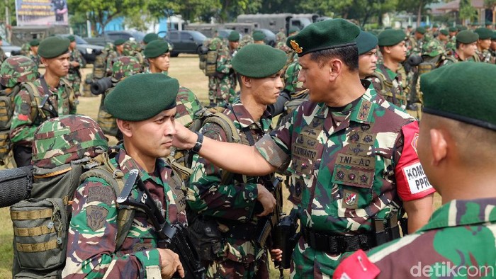 Komandan PPRC TNI Mayjen Tri Yuniarto mengecek pasukan/Foto: Luthfiana Awaluddin