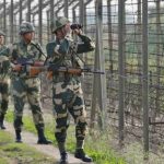 Tentara India berpatroli di sepanjang pagar perbatasan dengan Pakistan di sektor Ranbir Singh Pura dekat Jammu, 26 Februari 2019. Foto/REUTERS