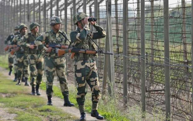 Tentara India berpatroli di sepanjang pagar perbatasan dengan Pakistan di sektor Ranbir Singh Pura dekat Jammu, 26 Februari 2019. Foto/REUTERS