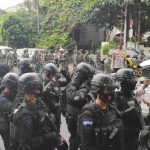 Aparat polisi berpakaian lengkap mendatangi kawasan Petamburan, Jakarta Pusat menuju Serkretariat Dewan Pimpinan Pusat Front Pembela Islam (DPP FPI). (CNN Indonesia/Damar Iradat)