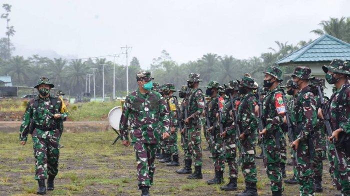 Kasdam XVIII/Kasuari, Brigjen TNI Ferry Zein membuka latihan Mobile Training Team (MTT) Operasi Lawan Insurjensi (OLI) Yonif 761/Kibibor Akinting (KA), Kamis (26/11/2020) di lapangan upacara Yonif 761/KA, Warmare, Manokwari, Papua Barat.