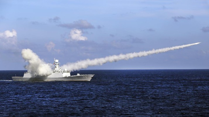 Foto: Rudal China Yuncheng meluncurkan rudal anti-kapal selama latihan militer di perairan dekat Pulau Hainan dan Kepulauan Paracel, China selatan. AP/Zha Chunming