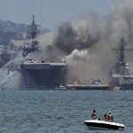 Kapal perang Amerika Serikat, USS Bonhomme Richard, terbakar dan meledak di Pangkalan Angkatan Laut San Diego, Minggu (12/7/2020). Foto/Tangkapan layar video New York Times