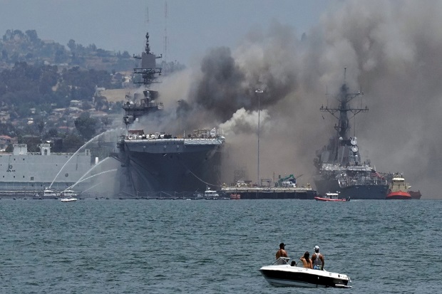 Kapal perang Amerika Serikat, USS Bonhomme Richard, terbakar dan meledak di Pangkalan Angkatan Laut San Diego, Minggu (12/7/2020). Foto/Tangkapan layar video New York Times