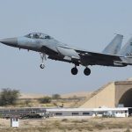 Gambar yang diambil pada 16 November 2015 memperlihatkan jet tempur F-15 milik Arab Saudi mendarat di Pangkalan Khamis Mushayt, sekitar 880 kilometer dari Riyadh.(AFP/FAYEZ NURELDINE)