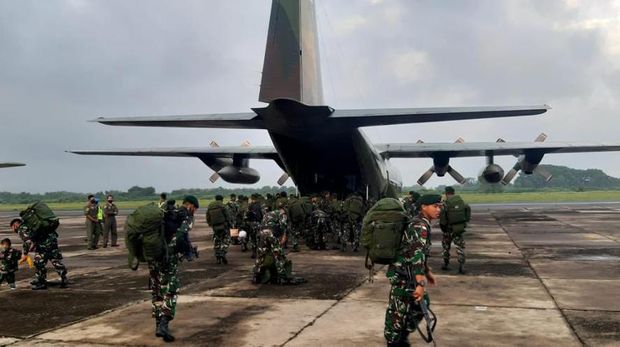 Yonif Para Raider 501/Bajra Yudha bertugas di Intan Jaya menggantikan Yonif Raider 400/BR yang berakhir masa tugasnya. Mereka diterbangkan menggunakan 4 pesawat TNI AU (dok Puspen TNI)